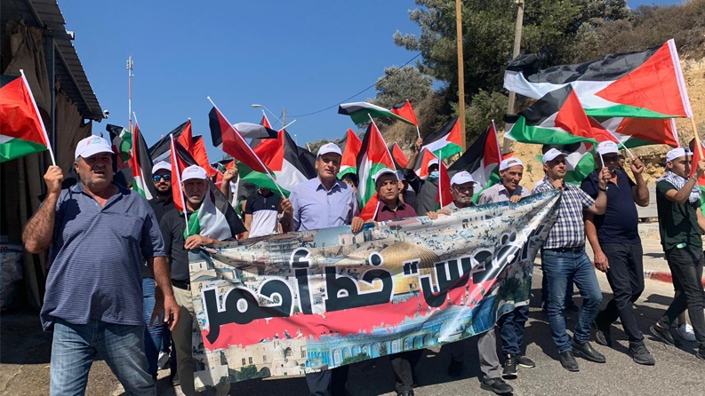 المئات يشاركون في مسيرة الأعلام الفلسطينية بأم الفحم
