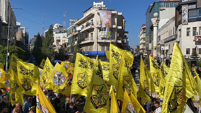 مسيرة لحركة فتح على دوار المنارة وسط رام الله
