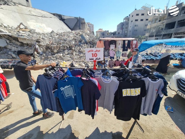 غزة: أصحاب المحال المدمرة يعرضون بضائعهم على بقايا الركام