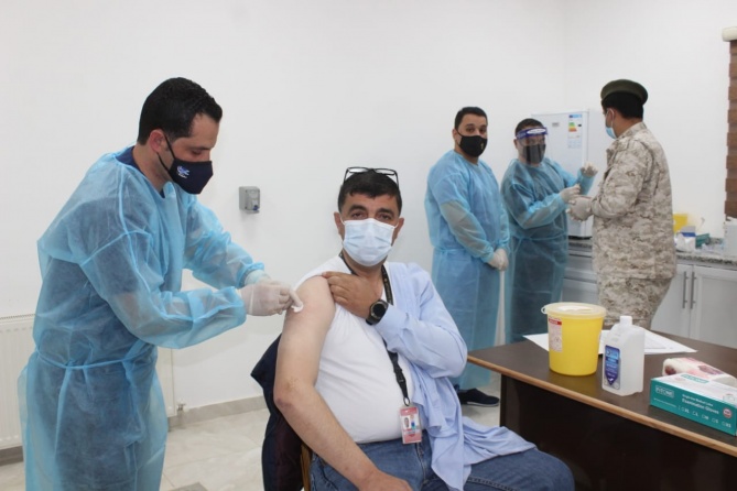 الأردن يوقف التطعيم بلقاح كورونا لمدة 3 أيام
