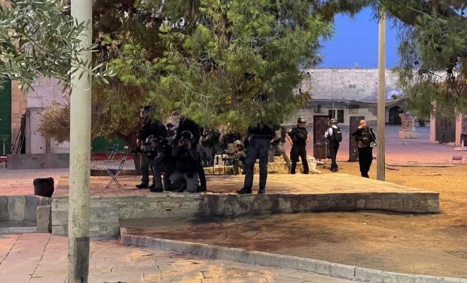 قوات الاحتلال تقتحم الأقصى وتعتدي على المصلين