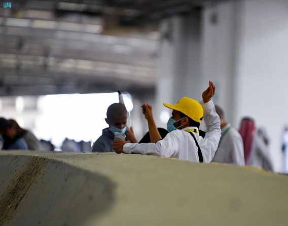 صور: الحجاج يستقبلون أول أيام التشريق في منى