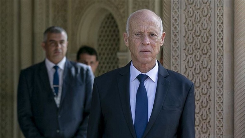 الرئيس التونسي يقيل الحكومة ويجمد البرلمان