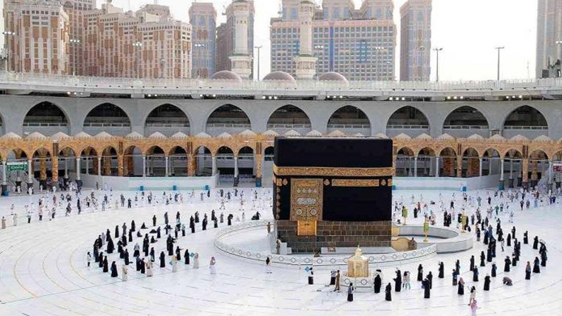 السعودية تعلن موعد استقبال المعتمرين وعددهم
