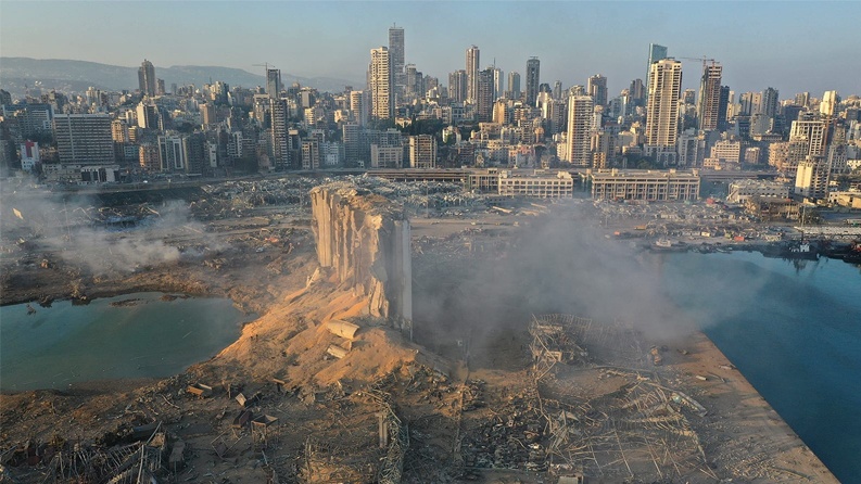 اللبنانيون يحيون الذكرى الأولى لانفجار المرفأ