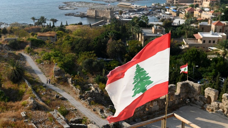 صورة: لبناني يدخل "غينيس" برسم أكبر علم من الطبشور