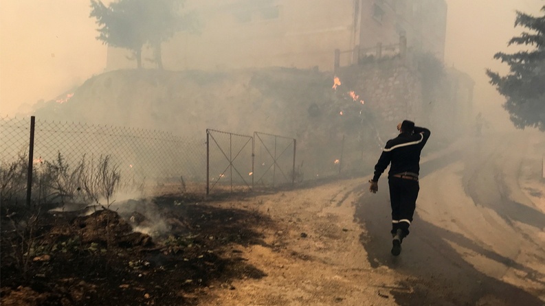 حرائق الجزائر تودي بحياة 25 عسكرياً وارتفاع عدد الضحايا إلى 42