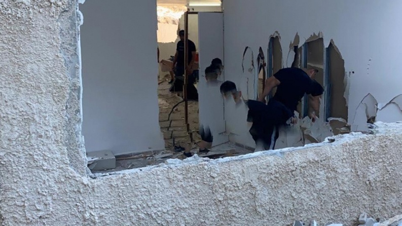 الاحتلال يجبر مقدسيا على هدم منزله بالطور