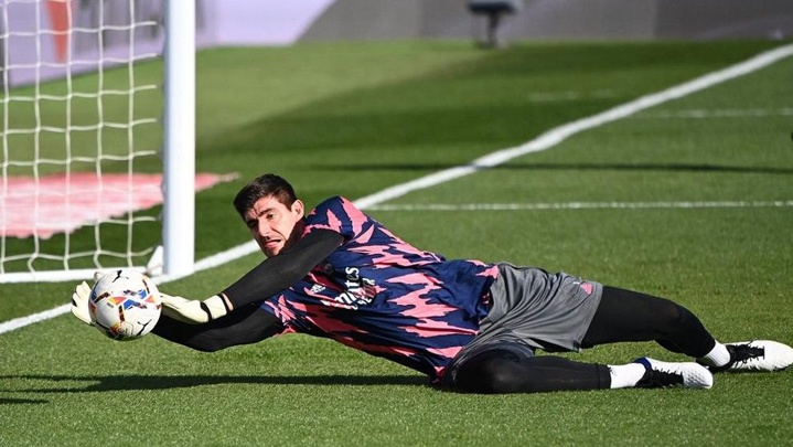 ريال مدريد يعلن عن تمديد عقد كورتوا