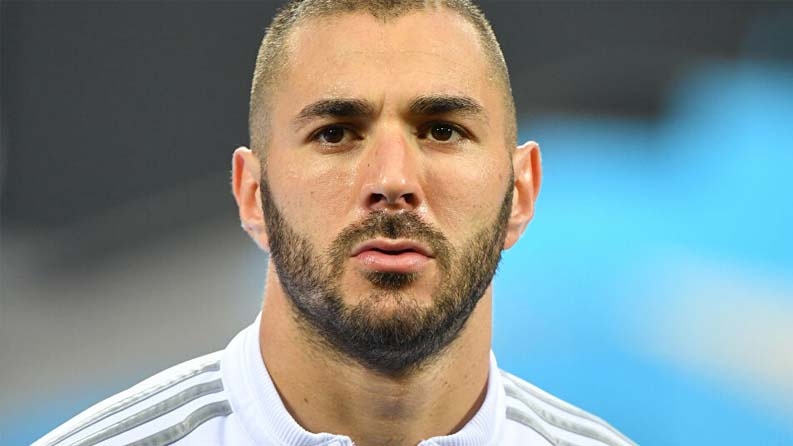 بنزيما يمدد عقده مع ريال مدريد