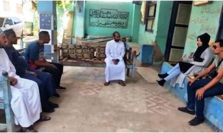 صور: فتاتان انجليزيتان تشهران إسلامهما بسبب أخلاق محمد صلاح