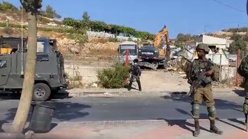 الاحتلال يهدم ورشة لتصليح المركبات بالخليل 