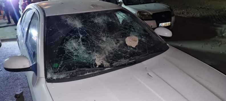مستوطنون يحطمون مركبات المواطنين جنوب الخليل