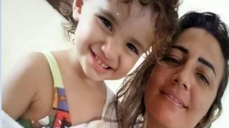 شاحن هاتف يُنهي حياة طفلة 