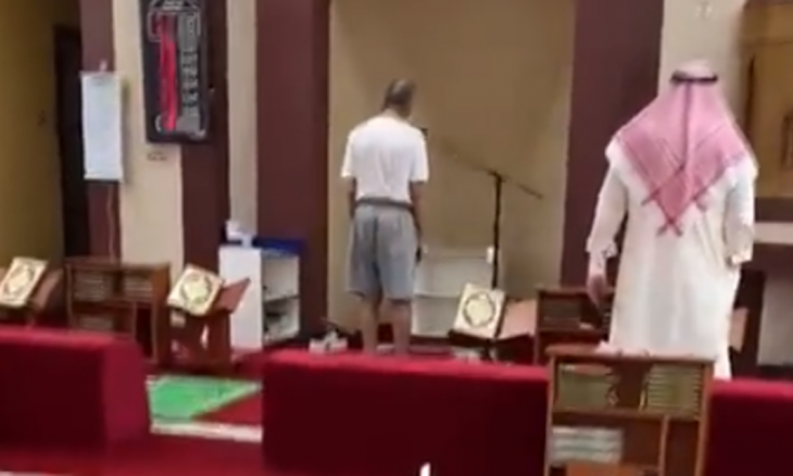(فيديو) جدل في الكويت.. مؤذن يرفع الأذان وهو يرتدي "الشورت"