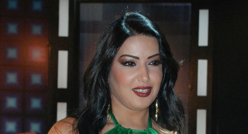 صورة: سمية الخشاب تحتفي بعودة رونالدو لصفوف اليونايتد بفستان الزفاف