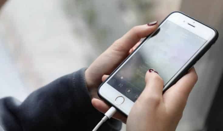 أطباء يكشفون أمراضاً معدية تتسبب بها الهواتف الذكية