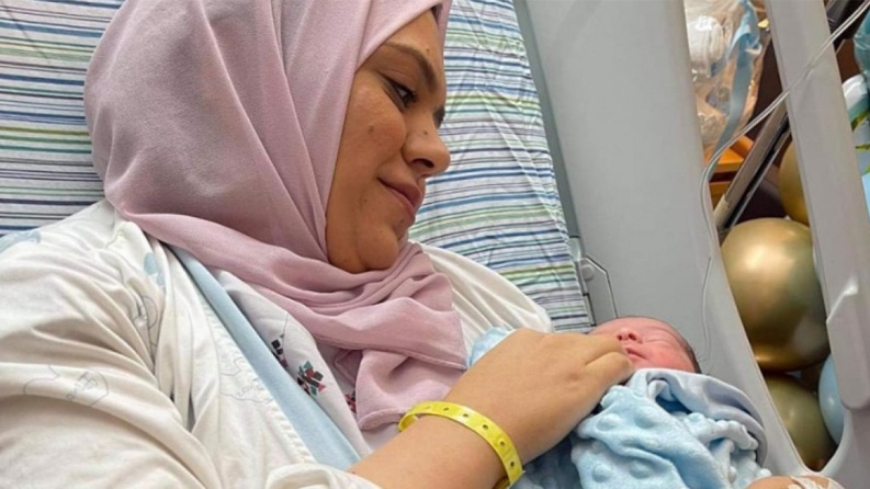 الديك تضع مولودها تحت الإقامة الجبريّة
