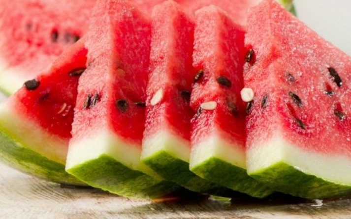 خبير تغذية يحذر من قشور البطيخ