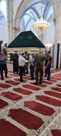 بالقوة.. الاحتلال يغلق الحرم الإبراهيمي ويعتدي على المصلين