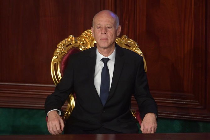 تونس: سعيد يمدد تعليق عمل البرلمان ويوقف امتيازات النواب