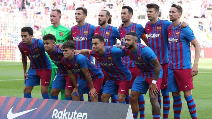 برشلونة يواجه أزمته بفريق من الصفقات المجانية