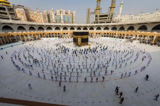 السعودية تخفف قيود كورونا.. طاقة استيعابية كاملة بالمسجد الحرام