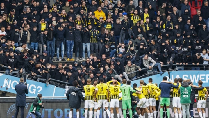 فيديو مرعب لسقوط جزء من مدرج أحد ملاعب الدوري الهولندي