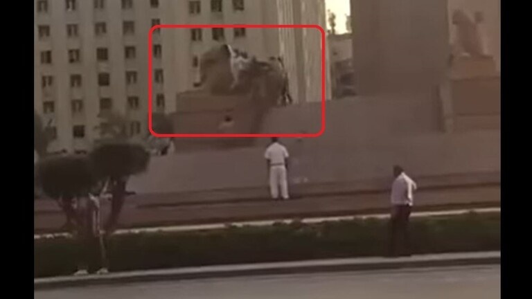 (فيديو) مصر.. شخص يحاول تكسير أشهر تماثيل في ميدان التحرير