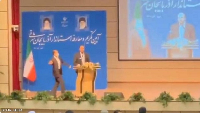فيديو.. صفعة "مفاجئة" على وجه حاكم محافظة إيرانية
