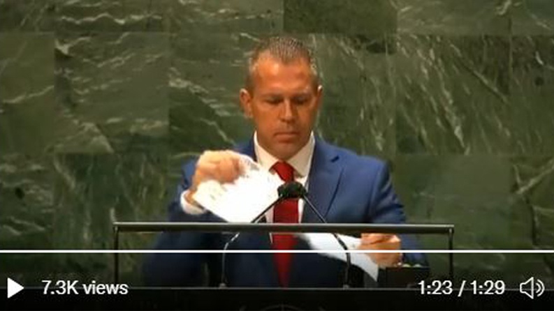 سفير اسرائيل بالأمم المتحدة يمزق التقرير السنوي لمجلس حقوق الإنسان