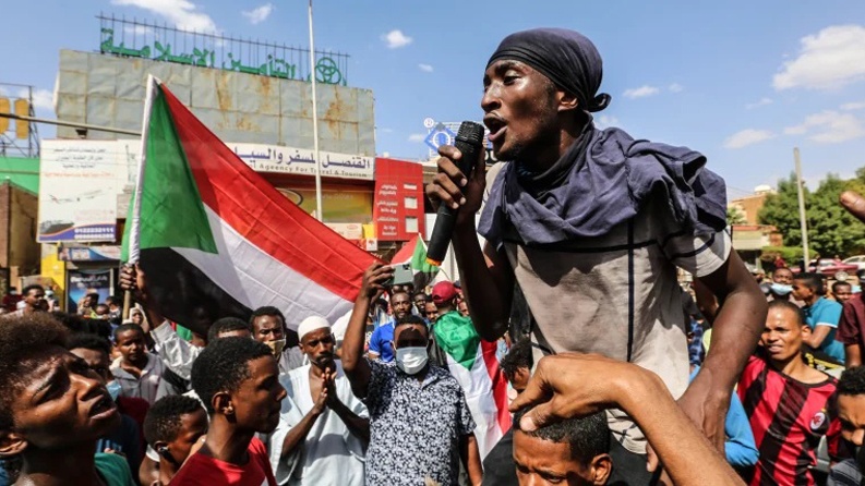 قتيلان في مظاهرات بالسودان رفضا لقرارات الجيش