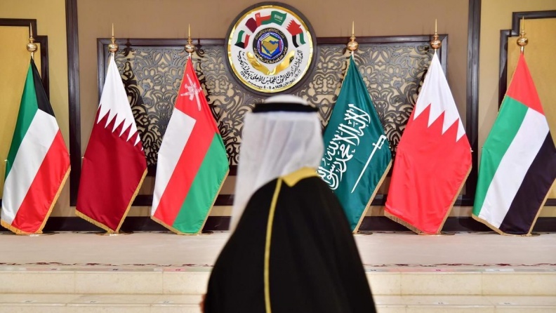 نصرة للسعودية.. الكويت تستدعي سفيرها من بيروت