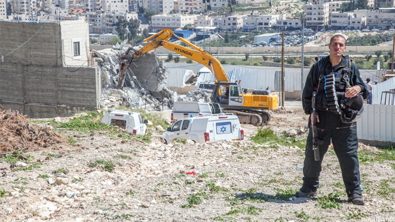 الاحتلال يهدم 3 منشآت تجارية قرب حاجز قلنديا