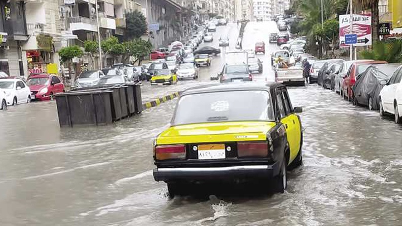 مصر.. الأمطار الغزيرة تغمر الإسكندرية