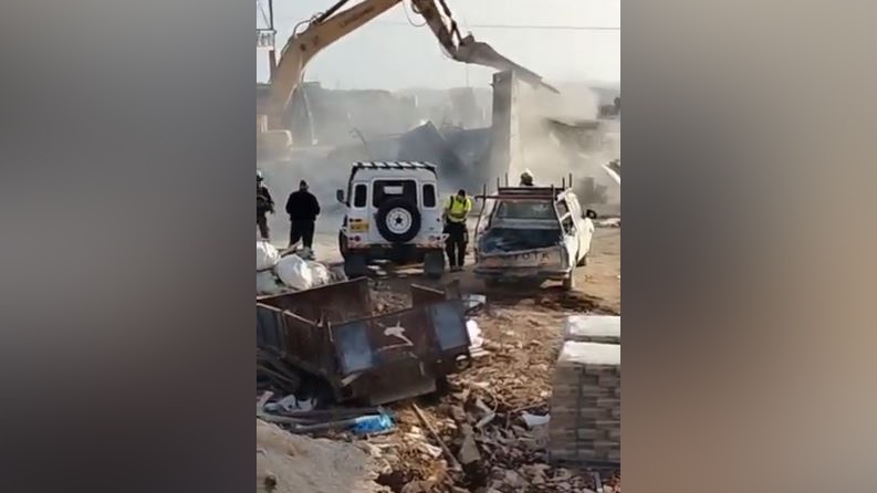 الاحتلال يهدم بركسا في عنانا