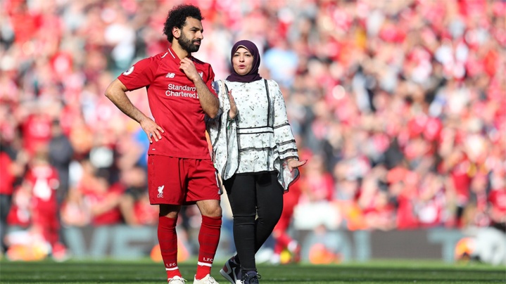 شاهد: زوجة محمد صلاح تتسلم جائزة القدم الذهبية