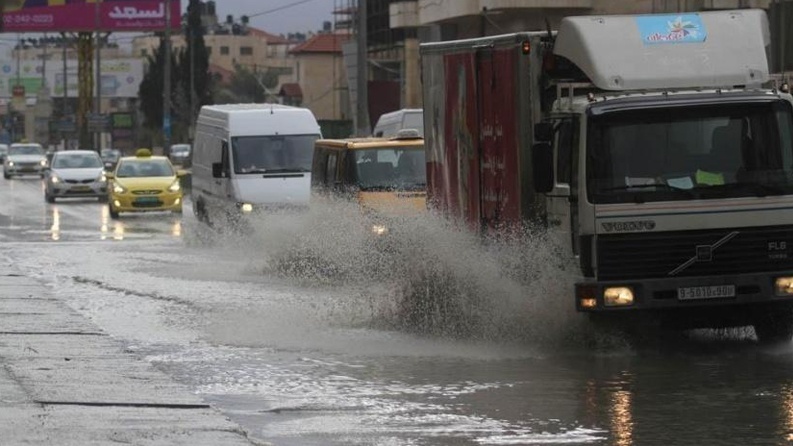 المنخفض الجوي يتعمق تأثيره وأجواء عاصفة وماطرة