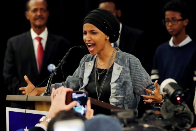 إلهان عمر.. أفضل شخصية إسلامية في أمريكا لعام 2021