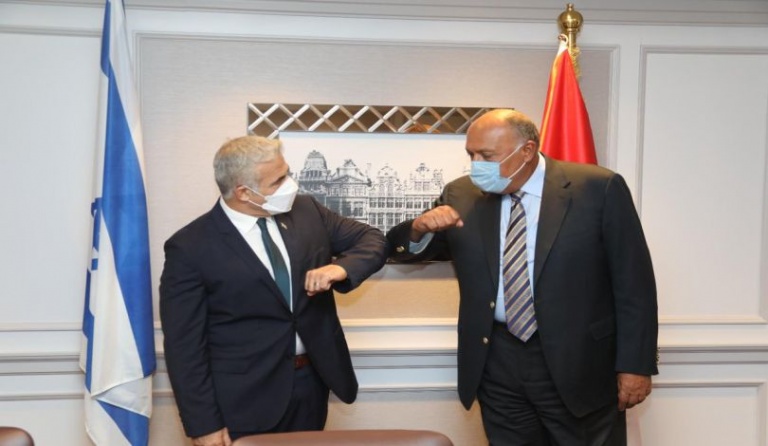 لبيد يزور القاهرة الأسبوع المقبل