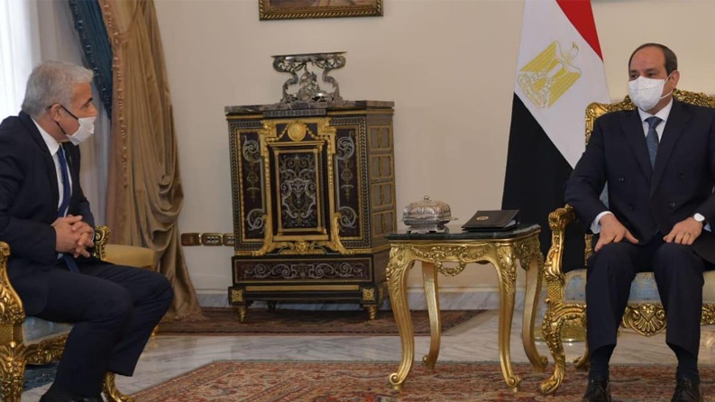 لبيد يبحث في القاهرة الوضع في غزة وصفقة تبادل أسرى