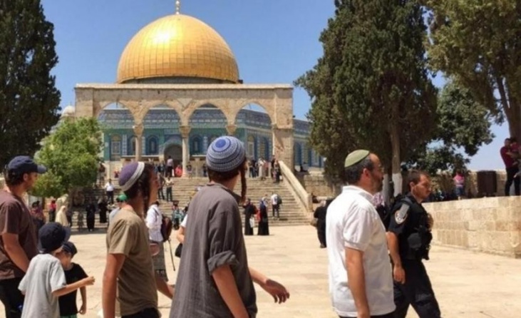 مستوطنون يؤدون طقوساً تلمودية في محيط الأقصى الشرقي