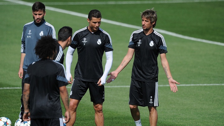نجم ريال مدريد السابق يعمل في صيد السمك بعد اعتزال كرة القدم