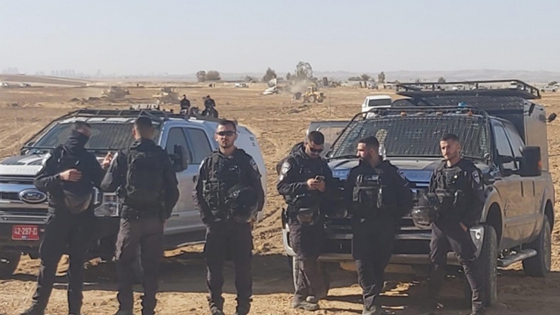 إضراب واغلاق شوارع احتجاجا على تجريف الاحتلال أراضي الأطرش