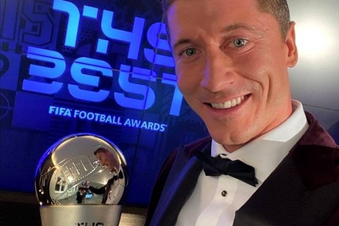 ليفاندوفسكي أفضل لاعب في العالم 2021