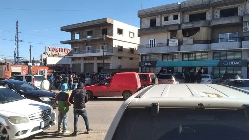  لبناني يحتجز العشرات في بنك ويهدد بتفجيره