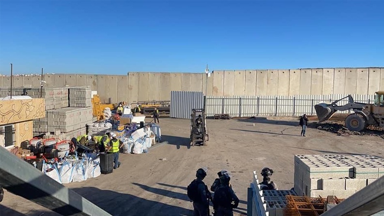 الاحتلال يهدم منشأة صناعية في بلدة عناتا بالقدس