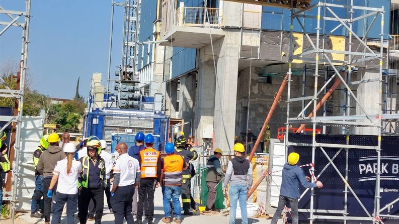 مصرع عاملين مقدسيين سقطا من علو شاهق في ورشة بناء بتل أبيب