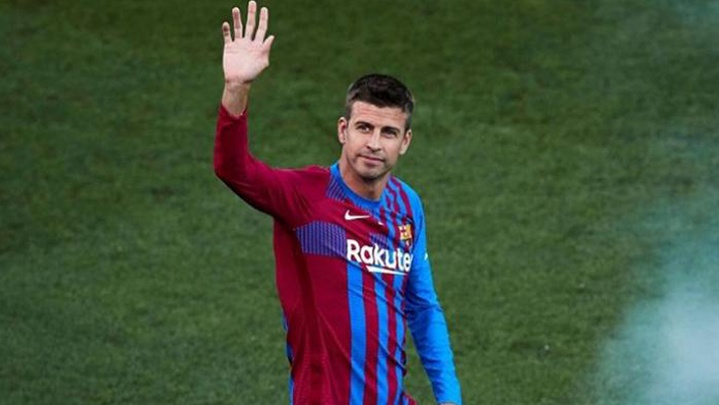 بيكيه يضحي للبقاء في برشلونة