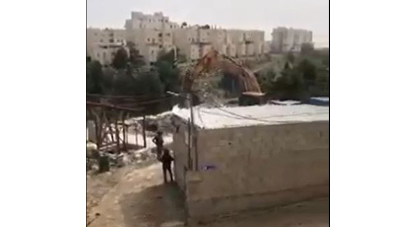 فيديو .. الاحتلال يهدم منزلا في مخيم شعفاط 